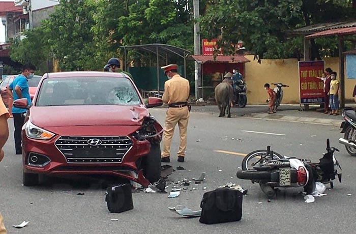 Va chạm với ô tô trên đường dẫn cầu Hàn, 1 người tử vong 